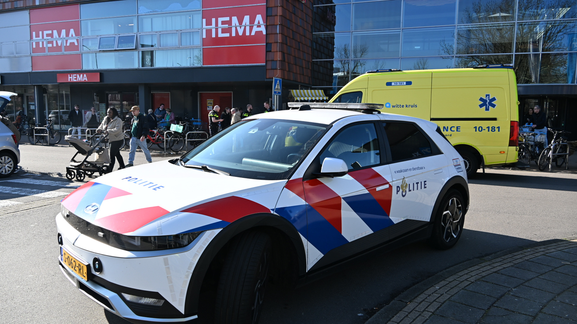 Foto: politieauto en ambulance voor Hema alkmaar.JPG
